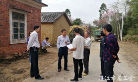 坡头区总工会到挂点村开展志愿服务群众活动