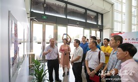 湛江市第六届职工摄影比赛获奖作品在金沙湾广场展出