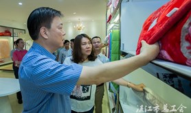 朱华雄率队到吴川开展精准扶贫及暖企服务走访慰问活动
