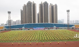 湛江广场排舞千人展演庆“五一”