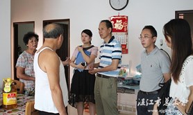 霞山区总工会开展中秋慰问活动
