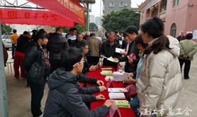 开发区总工会开展服务农民工法治宣传行动和公益法律服务活动