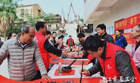 吴川市总工会举行送春联活动