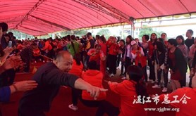 吴川市总工会举行庆“三八”女职工拔河比赛