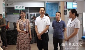 霞山区总工会开展“护士节”慰问活动