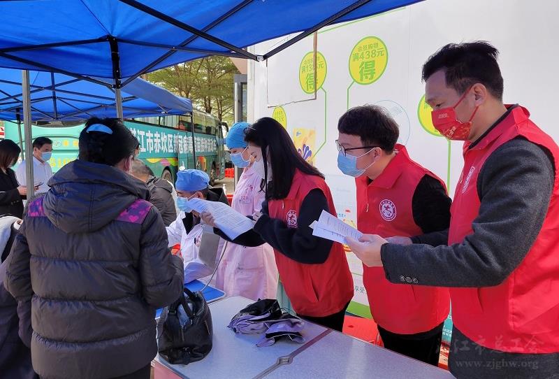 湛江市总工会党支部和党员到社区“双报到”开展防疫志愿服务活动
