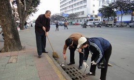 市总工会以实际行动支持挂点单位开展大清扫活动