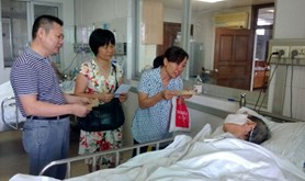 坡头区总工会与区老干局开展“老年节”慰问活动