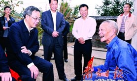 胡春华到河源市看望慰问困难群众 陈宗文陪同