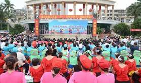 市总工会举办庆“五一”广场文艺演出