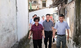 梁涛率队到工农街道协调解决创卫难题