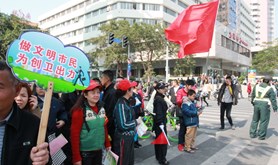 市总工会职工志愿者走上街头 协助交警维持交通秩序