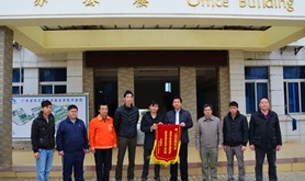 何华权同学赠锦旗谢省农工商学校师生捐款助医