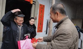 市总工会领导到坡头慰问患病省老劳模麦玉棠