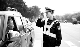 劳模风采之市公安局交警支队赤坎大队副队长李志翔