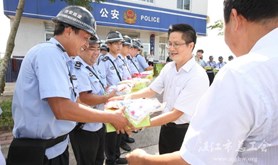 赤坎区总工会开展送清凉慰问活动