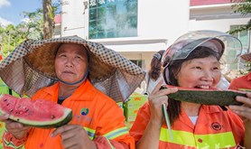 工会夏日送清凉 西瓜甜到心坎上