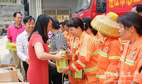 市总工会给霞山区一线环卫职工“送清凉”