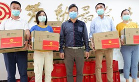 市总工会为平安返湛的战“疫”英雄送慰问品