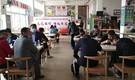 徐闻县总工会为滞留司机旅客送温暖