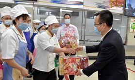 湛江港集团工会主席龙海东慰问春节坚守岗位职工