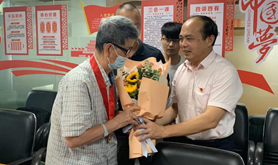 湛江市旅投集团为光荣在党50年老党员颁发奖章