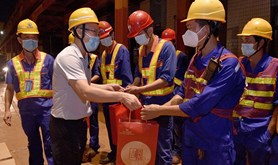 情暖中秋——湛江港集团工会慰问节日坚守生产一线职工