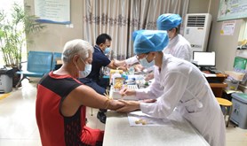 徐闻县总工会组织劳模进行体检