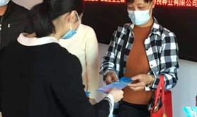 坡头区总工会开展2021年“世界艾滋病日”宣传活动