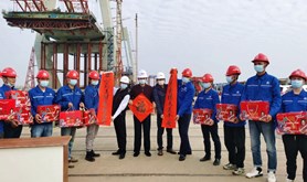 湛江市总工会到南三岛大桥施工现场开展新春慰问留守农民工活动