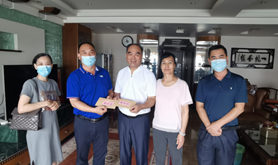 前线抗疫党旗红　后方关爱人心暖