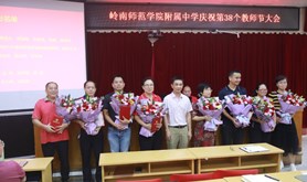 迎接党的二十大　培根铸魂育新人