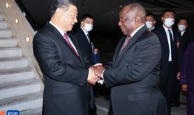 习近平抵达约翰内斯堡出席金砖国家领导人第十五次会晤并对南非进行国事访问