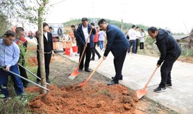 廉江市总工会联合城南街道开展“营造工会林，共建绿美廉江”义务植树活动