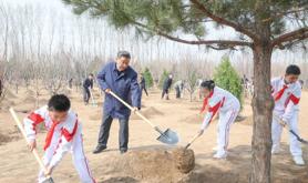 习近平在参加首都义务植树活动时强调 全民植树增绿 共建美丽中国