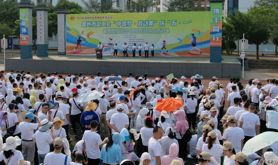 雷州市举办“中国梦·劳动美”庆“五一”绿色低碳环湖徒步活动