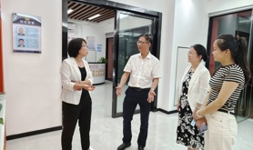 湛江市总工会主要领导到赤坎区开展“平安夜访”行动