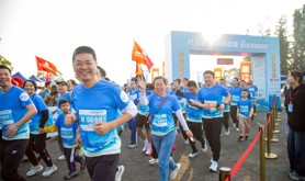 湛江市总工会主办的“鲜美湛江 动感健康 跑进2025・湛江滨湖悦跑”活动顺利开跑