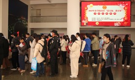 霞山区总工会举办2025年春节霞山区“送万福、进万家”书法公益活动