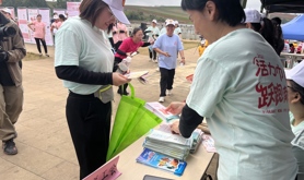 徐闻县总工会巧借“三八”妇女节活动开展禁毒宣传进基层行动