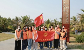 湛江市总工会青年理论学习小组开展“学雷锋净滩”志愿服务