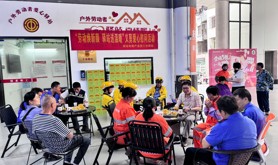 霞山区南站电商产业园工会驿站开展爱心义剪慰问活动