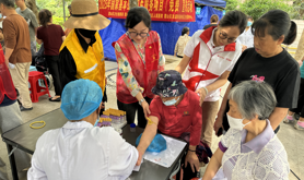 霞山区友谊街道保利社区工会驿站开展老年人健康义诊活动