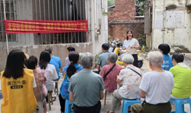 霞山区友谊街道建新社区工会驿站开展党课进小区活动