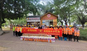 坡头区总工会慰问女环卫工人