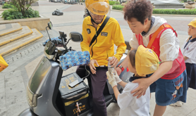 霞山区友谊街道保利社区工会驿站开展送清凉主题活动