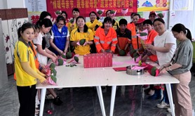 霞山区建设街道文化站、新村场社区工会驿站开展蔬菜花束慰问活动