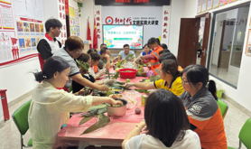 霞山区建设街道建兴社区工会驿站开展户外劳动者端午包粽子活动