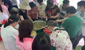 霞山银苑社区工会驿站开展包粽子活动