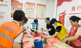 霞山区友谊社区工会驿站开展端午节包粽子活动